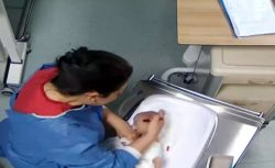5 Günlük Bebeğe 14 Dakika Vahşet! Hemşirenin Şiddet Görüntüleri Kan Dondurdu: “Bu İşkencedir”